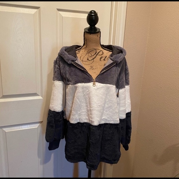 Long sleeve color block jacket with pullover hood. - Picture 2 of 5